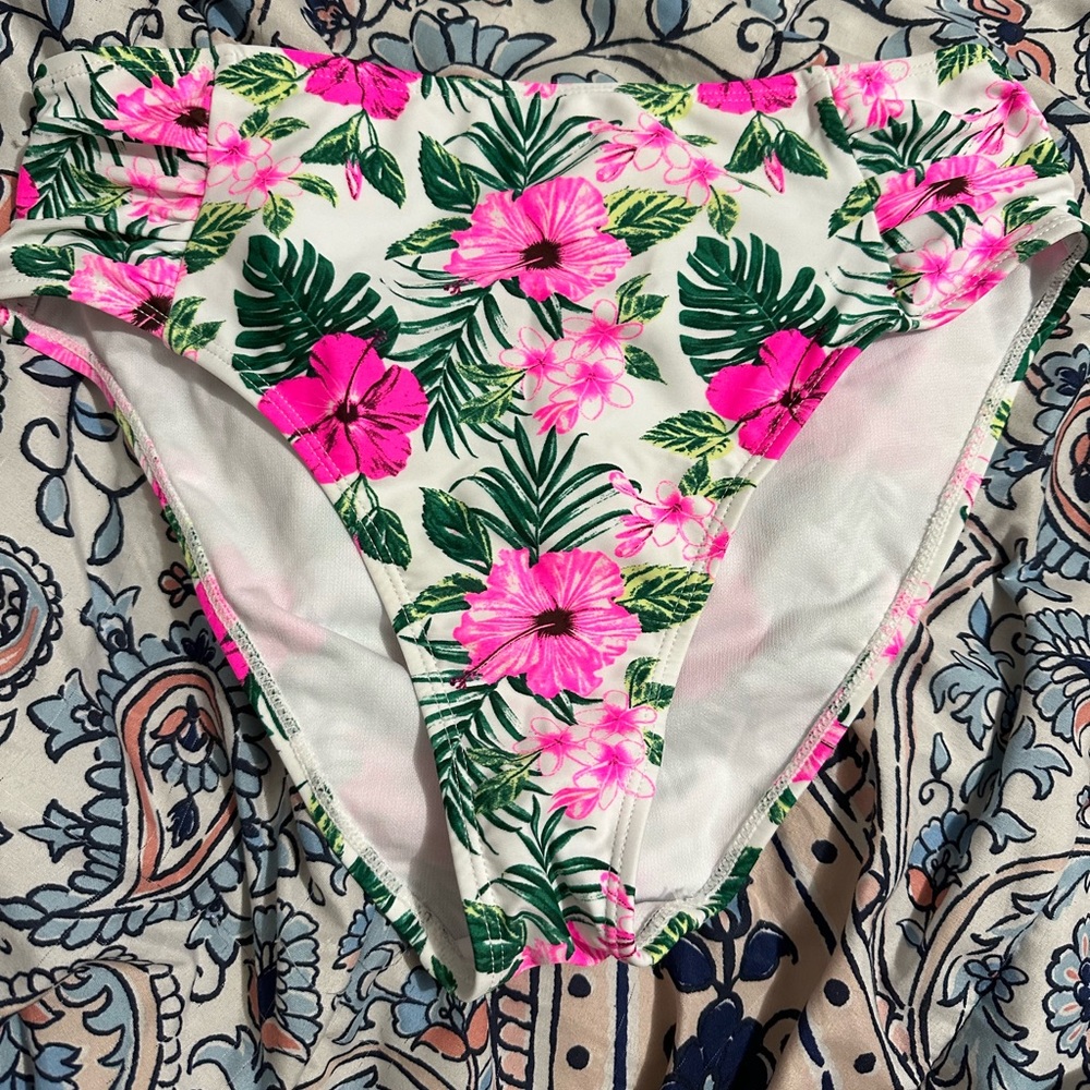 Bikini - Picture 2 of 2